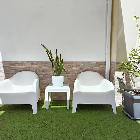 Appartamento Fronte Mare Con Giardino